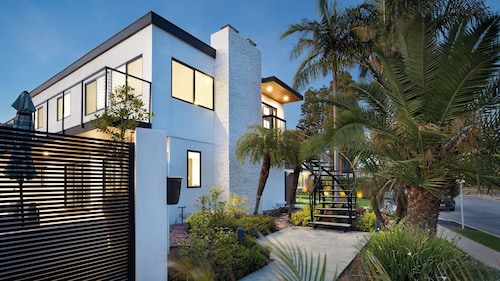 Seal Beach Escape by Avantstay Modern Home + Fireplace Prvte Courtyard + Walk to Beach + Dining