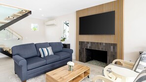 Interior - Seal Beach Escape by Avantstay Modern Home + Fireplace Prvte Courtyard + Walk to Beach + Dining (Seal Beach)