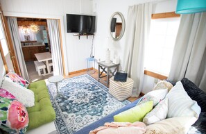 2 bedrooms, iron/ironing board, travel cot, free WiFi - Pet-Friendly Coastal Cottage • Walk to Pier (Old Orchard Beach)