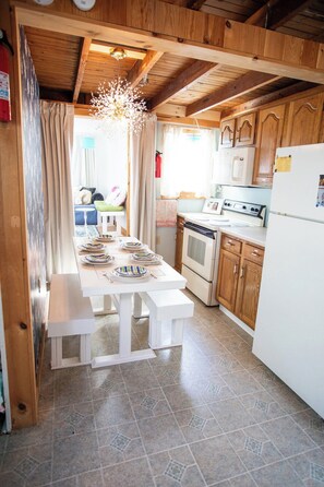 Dining - Pet-Friendly Coastal Cottage • Walk to Pier (Old Orchard Beach)