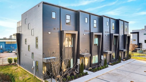 The Lodge by Avantstay Private Rooftop Lounge + Hot Tub + Skyline Views + Near Broadway