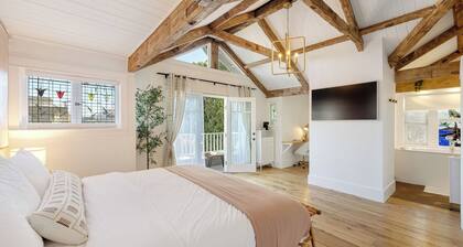 Venice Veranda by Avantstay 3-min Walk to Beach + Rare Walk Street EV Charger + Firepit + Outdoor Dining