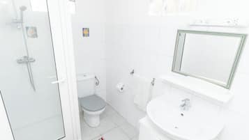 Basic Apartment | Bathroom