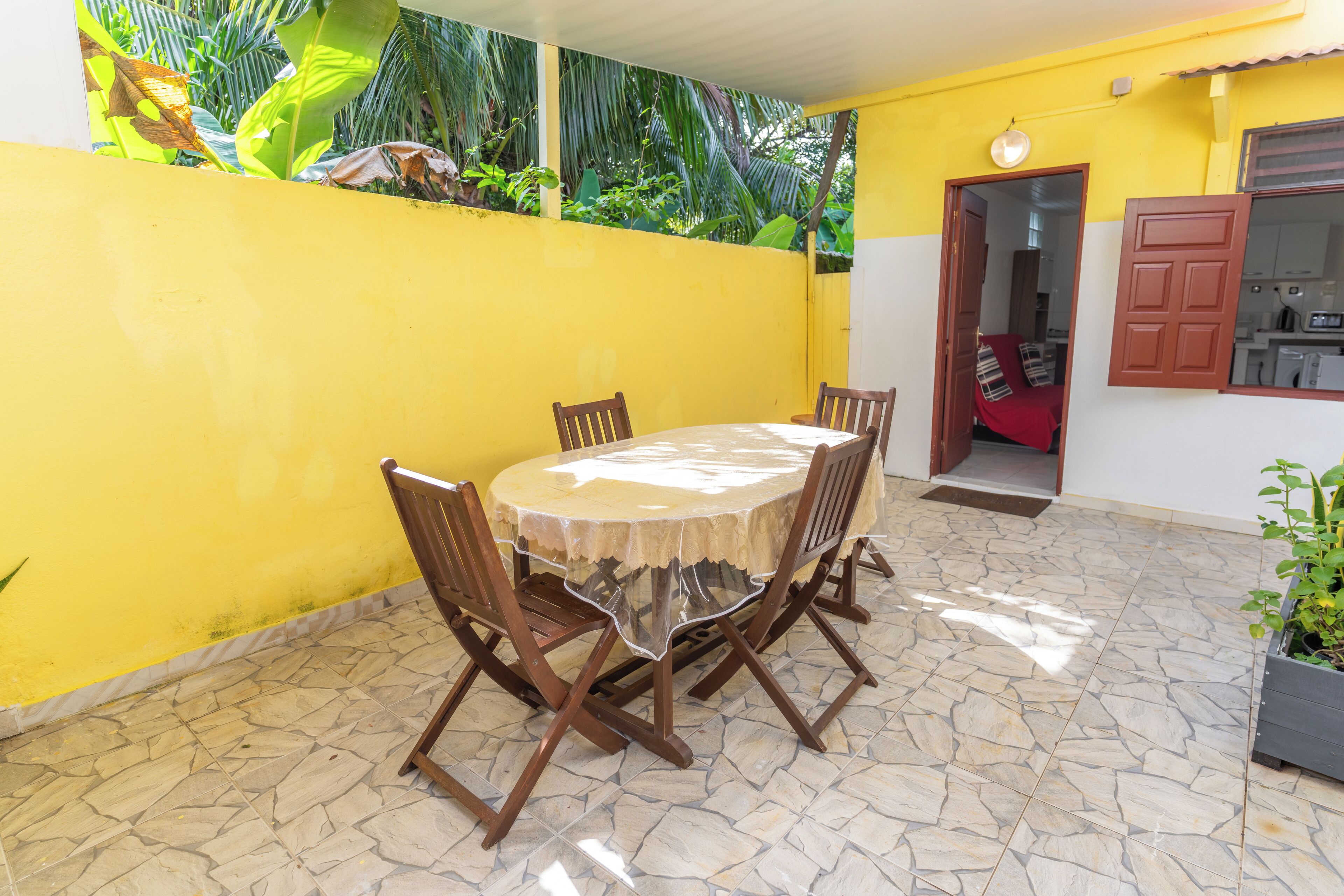 Basic Apartment | Outdoor dining