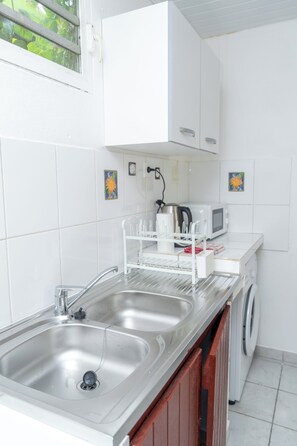 Refrigerador con freezer, microondas, horno, placa de cocina