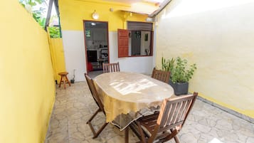 Basic Apartment | Outdoor dining