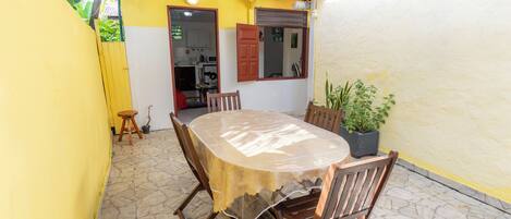 Basic Apartment | Outdoor dining