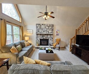 Smart TV, fireplace, table football - 10 Guests- 3 bedrooms with Bonus Game Room, Foosball, Arcade Game, Firepit, Lake (Blakeslee)