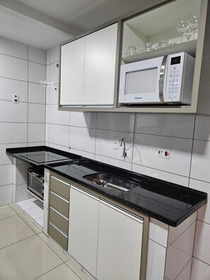 Réfrigérateur, micro-ondes, four, plaque de cuisson