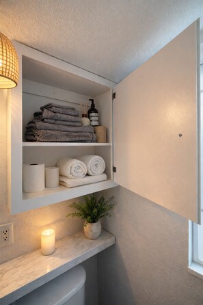 Interior - Cozy Luxury, Entire House, Sparkling Clean, All New Furnishings (Cheyenne)