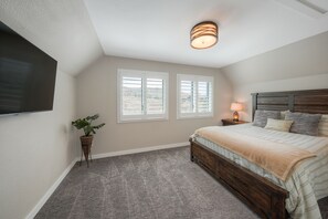 WiFi, bed sheets - Picturesque Lake Views, 10 Mins to Keystone (Dillon)