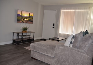 Living area - 2-bedroom apartment in peaceful Tempe with pool and gym! (Tempe)