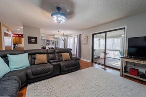 TV - Treehouse Vibes near Lake Coronado (Hot Springs)