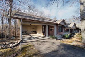 Exterior - Treehouse Vibes near Lake Coronado (Hot Springs)