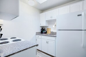 Private kitchen - Fully Furnished Private Room in Queen Anne Seattle (Seattle)