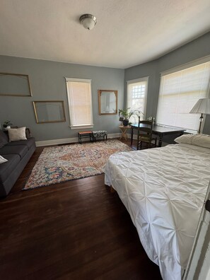 5 bedrooms, iron/ironing board, WiFi, bed sheets