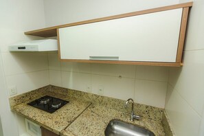 Apartment, Courtyard View | Private kitchen | Microwave, stovetop - HOTEL MARINA FLAT (Caldas Novas)