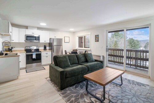 Stowe Mountain View Apartment: 2BR, Balcony, Steps to Town