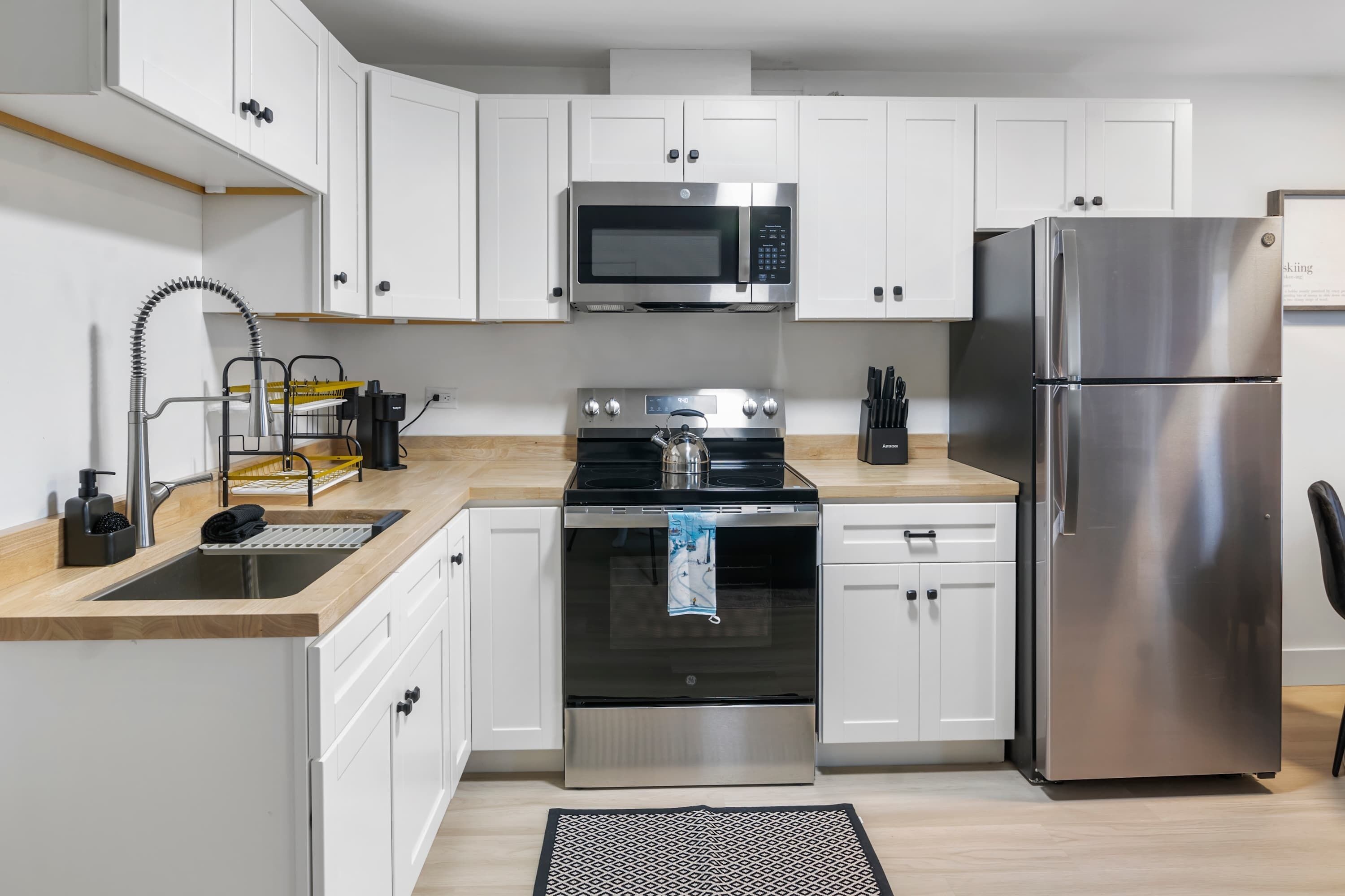 Kjøleskap, mikrobølgeovn, ovn og kokeplater