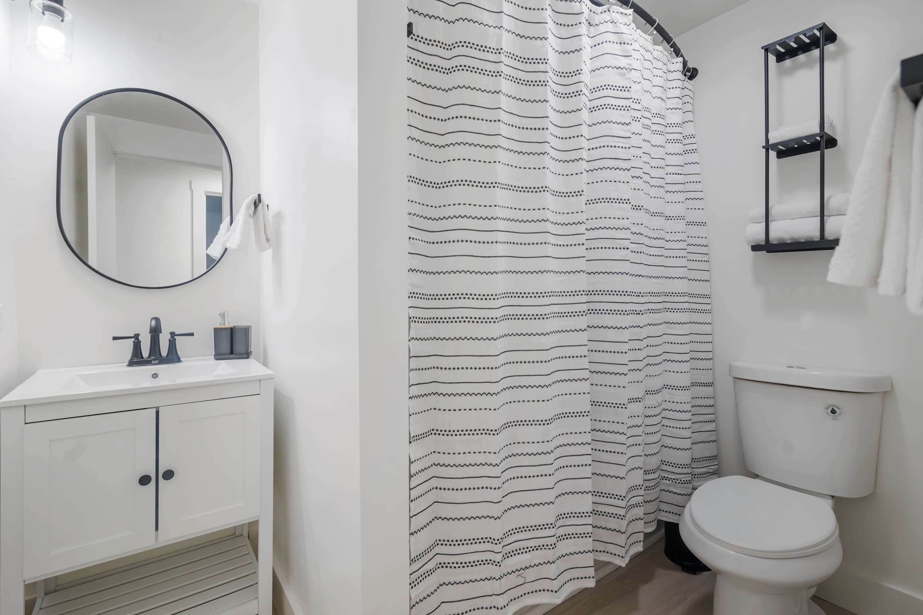 Douche, sèche-cheveux, serviettes fournies, shampoing
