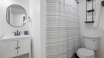 Douche, sĂšche-cheveux, serviettes fournies, shampoing