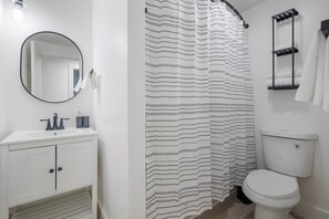 Een douche, een haardroger, handdoeken, shampoo