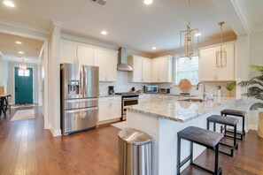 Fridge, microwave, stovetop, dishwasher