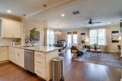 Pool Table! Walkable Stay in Midtown MEM