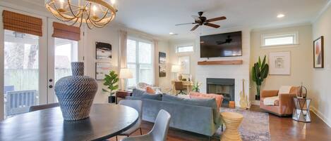 Televisie en een open haard