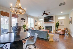 TV, fireplace - Pool Table! Walkable Stay in Midtown MEM (Memphis)