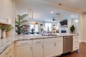 Fridge, microwave, stovetop, dishwasher - Pool Table! Walkable Stay in Midtown MEM (Memphis)