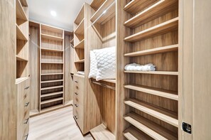 6 bedrooms, iron/ironing board, WiFi, bed sheets