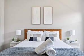 2 slaapkamers, een bureau, een strijkplank/strijkijzer, gratis wifi