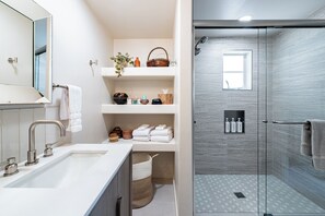Dusche, Haartrockner, Handtücher, Seife