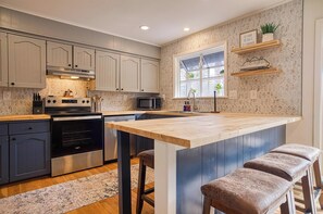 Fridge, microwave, oven, stovetop - 05202 - 3 Guadalajara Lane (Hot Springs Village)