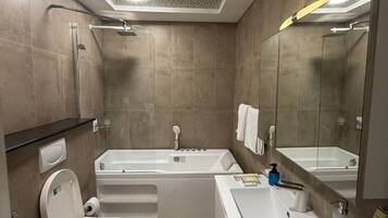 Serviettes fournies, savon, papier toilette