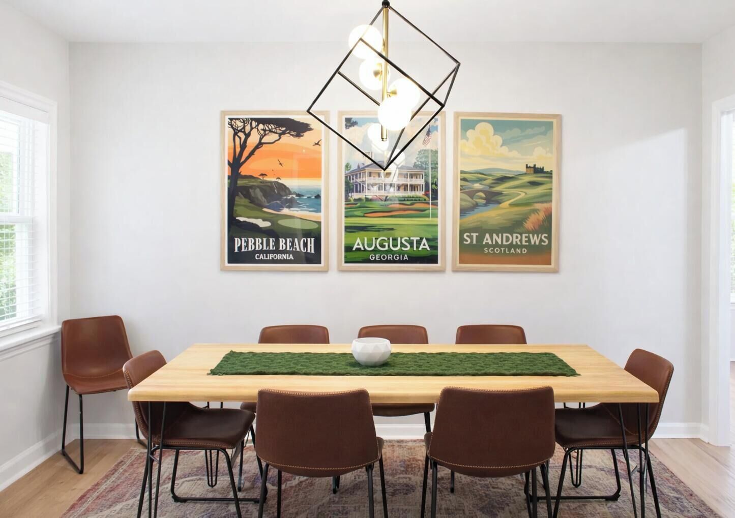 Een eetkamer met een houten tafel, zes bruine stoelen en drie ingelijste reisposters aan de muur.