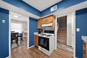 Microwave, oven, stovetop, dishwasher - Charming Auburn Retreat • 10 Min to AU & Downtown (Auburn)