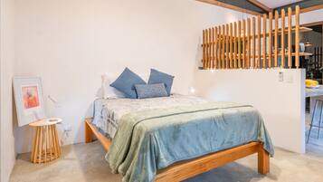 Desk, iron/ironing board, WiFi, bed sheets