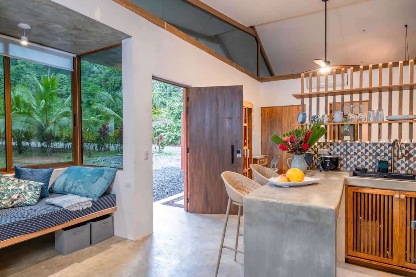 Kühlschrank, Herdplatte, Wasserkocher mit Kaffee-/Teezubehör, Toaster