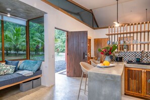 Fridge, stovetop, coffee/tea maker, toaster - Blue Lotus · Estudio tropical cerca de Punta Uva (Puerto Viejo)