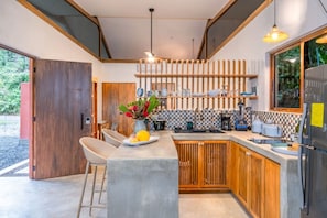 Een koelkast, een kookplaat, een koffiezetapparaat/waterkoker