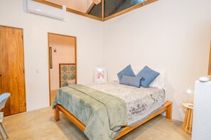 Een bureau, een strijkplank/strijkijzer, wifi, beddengoed