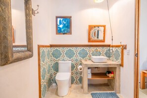 Een haardroger, handdoeken