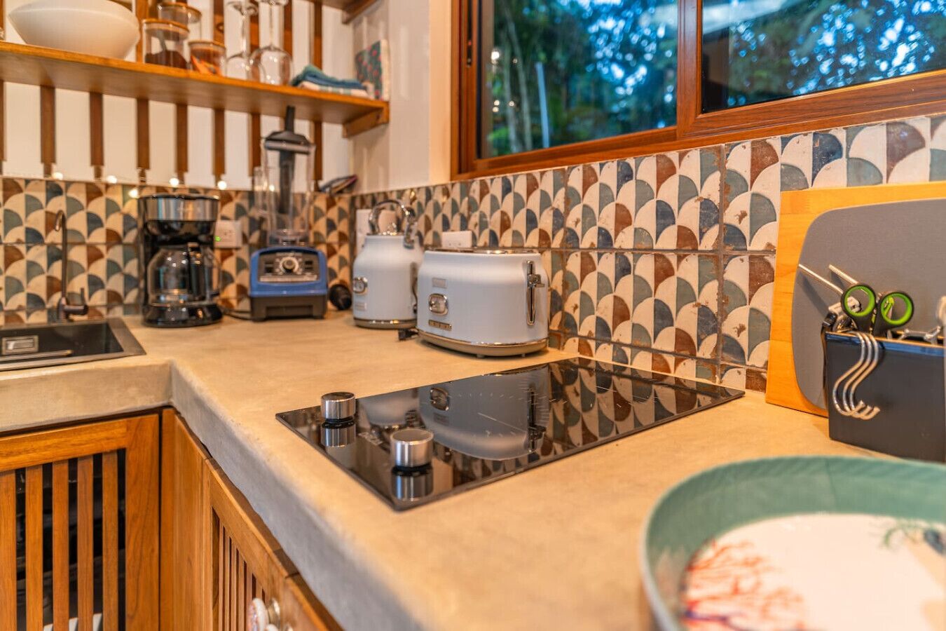 Fridge, stovetop, coffee/tea maker, toaster