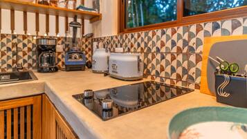 Fridge, stovetop, coffee/tea maker, toaster