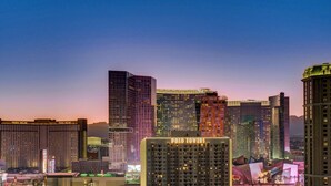 Byens silhuet med markante bygninger, herunder hotellet 'Polo Towers' og 'Park MGM'.