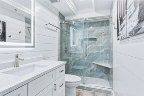 Shower, hair dryer, towels - Balcony By the Beach – Renovated 2BR/2BA with Intracoastal Views, Beach Access & Heated Pool (Indian Shores)