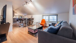 Eine moderne Wohnung mit Küche, Essbereich und Wohnzimmer.
