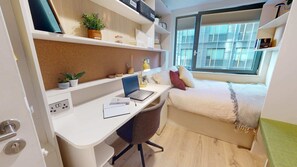 Bureau, espace de travail pour ordinateur portable, Wi-Fi gratuit